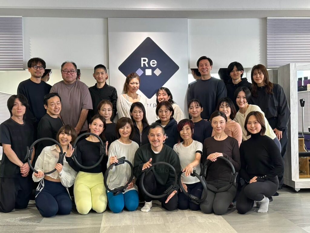 名古屋駅前のマスターピースボディールームにて、小田島政樹講師がリングを活用したピラティスセミナーを実施した際の集合写真