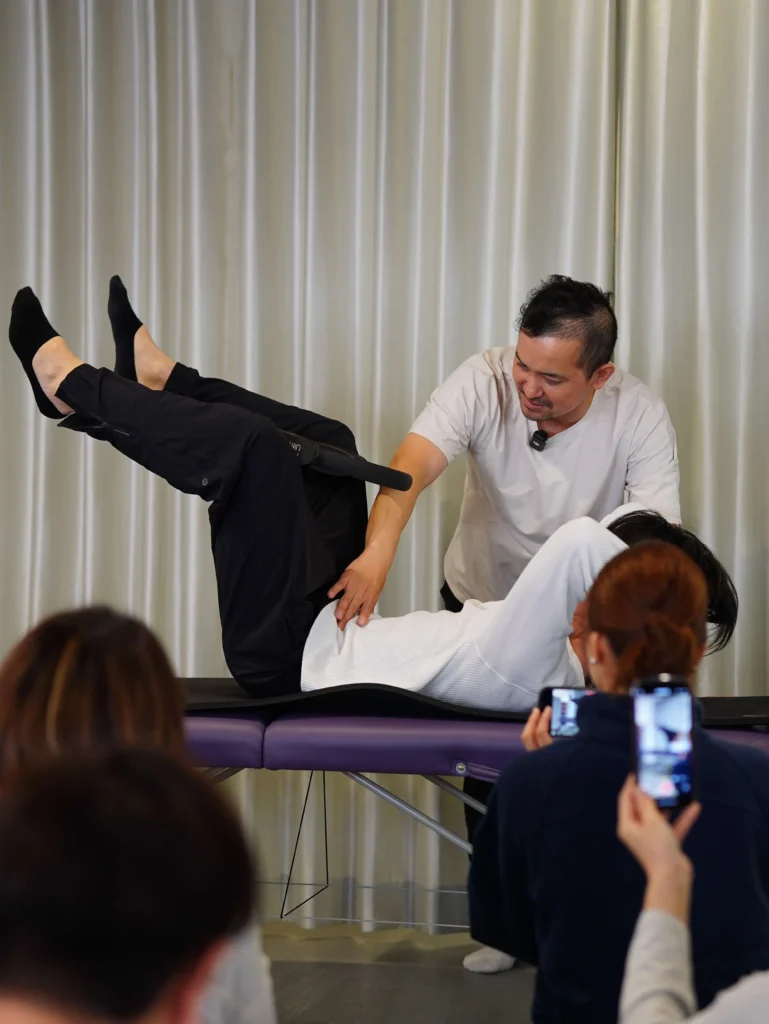 DTSピラティス代表・Performance Up Pilates(PuP)マスタートレーナーの小田島政樹が、リングの活用法セミナーで講義をしている様子